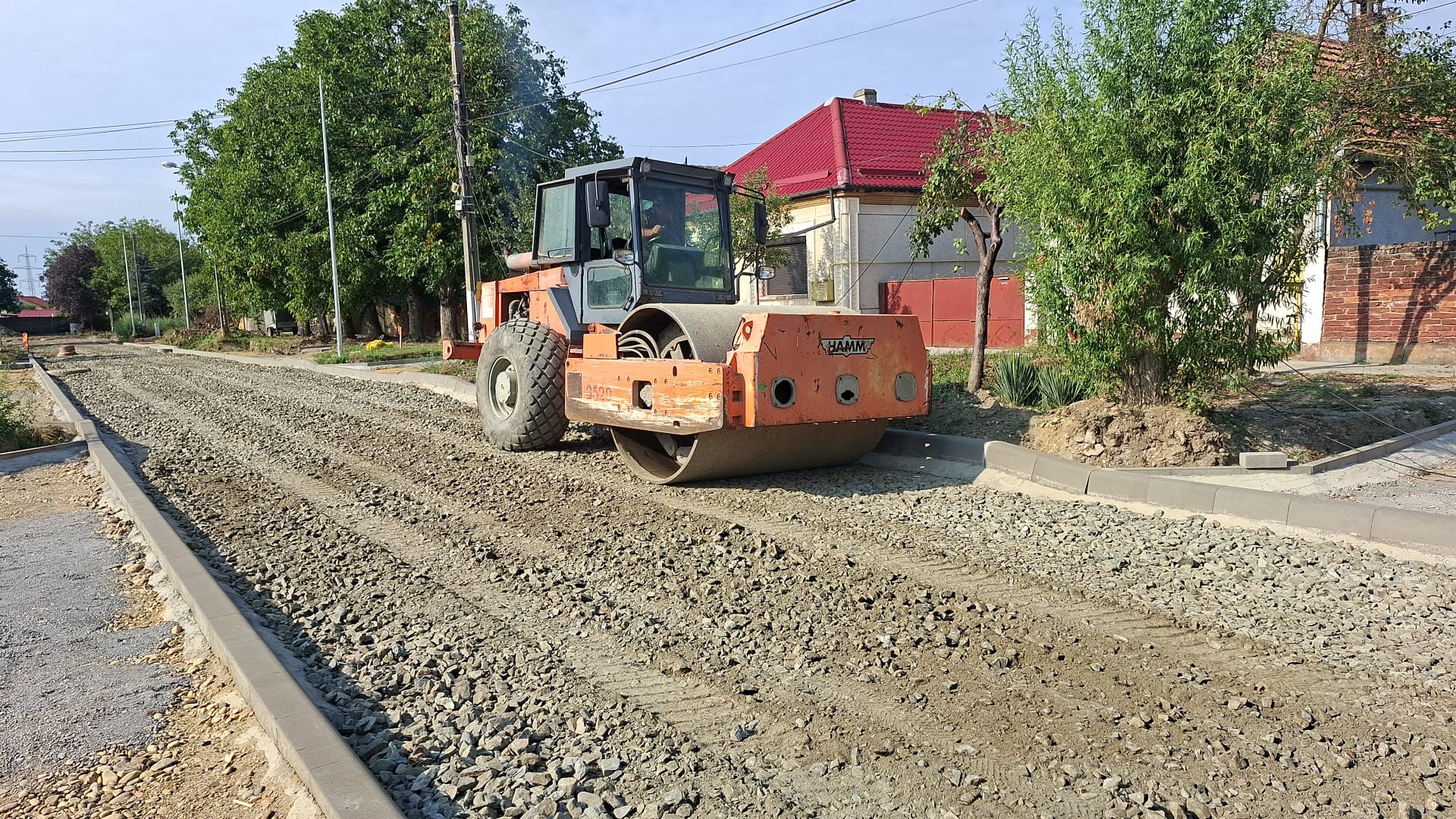 Se așterne stratul de piatră pe strada Făgăraș